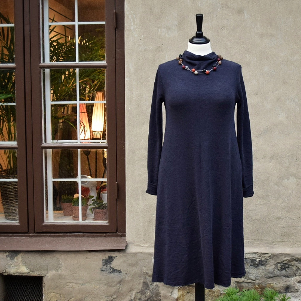 7032 Klänning - A-line, draperad hals