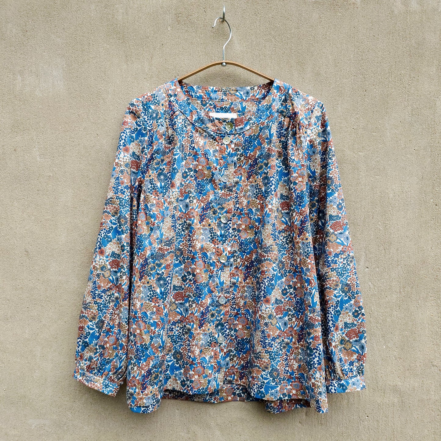McVERDI blommig bomullsblus i Liberty-tyg – Blå & brun