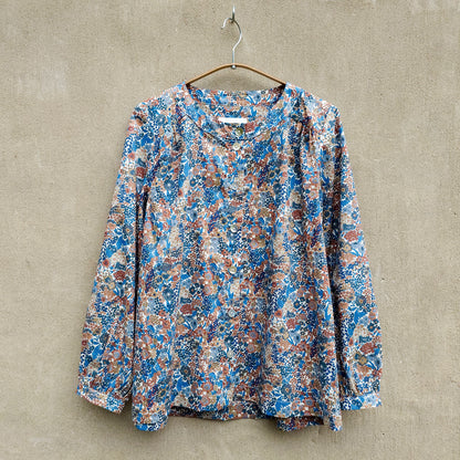 McVERDI blommig bomullsblus i Liberty-tyg – Blå & brun