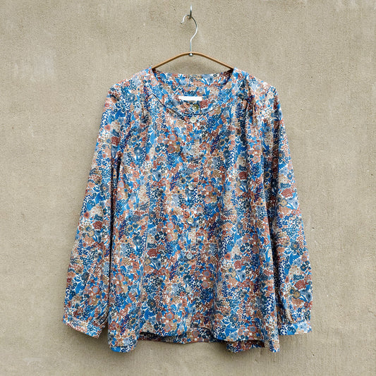 McVERDI blommig bomullsblus i Liberty-tyg – Blå & brun