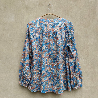 McVERDI blommig bomullsblus i Liberty-tyg – Blå & brun