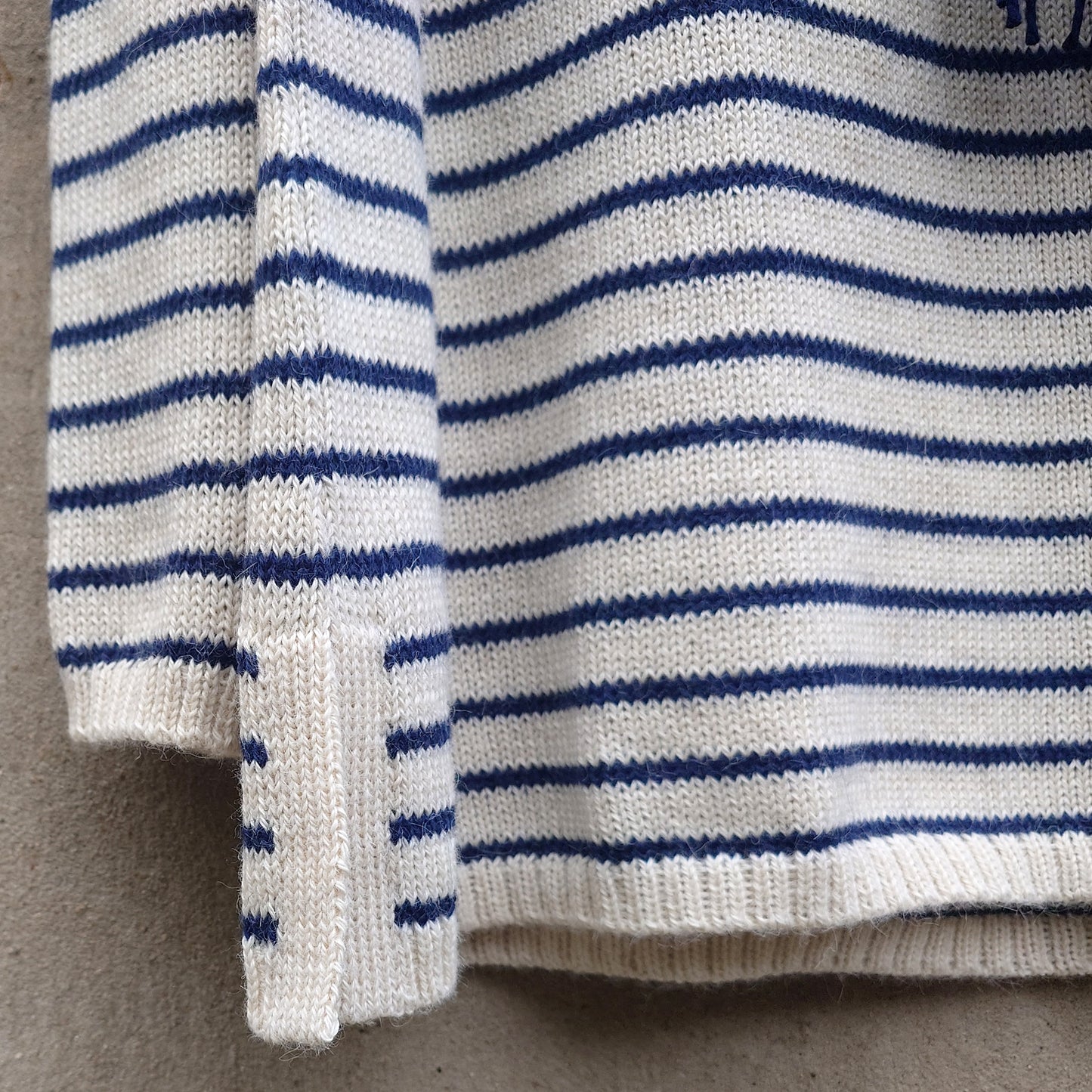 Randig slätstickad tröja i alpacka - Navy & off white