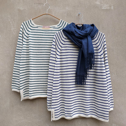 Randig slätstickad tröja i alpacka - Navy & off white