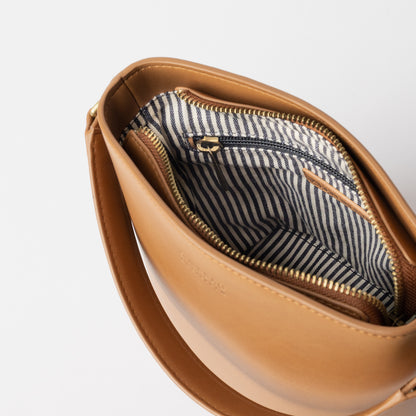 O My Bag Bobbi Bucket Bag Midi handväska i äppelläder - cognac