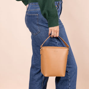 O My Bag Bobbi Bucket Bag Midi handväska i äppelläder - cognac