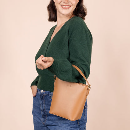 O My Bag Bobbi Bucket Bag Midi handväska i äppelläder - cognac