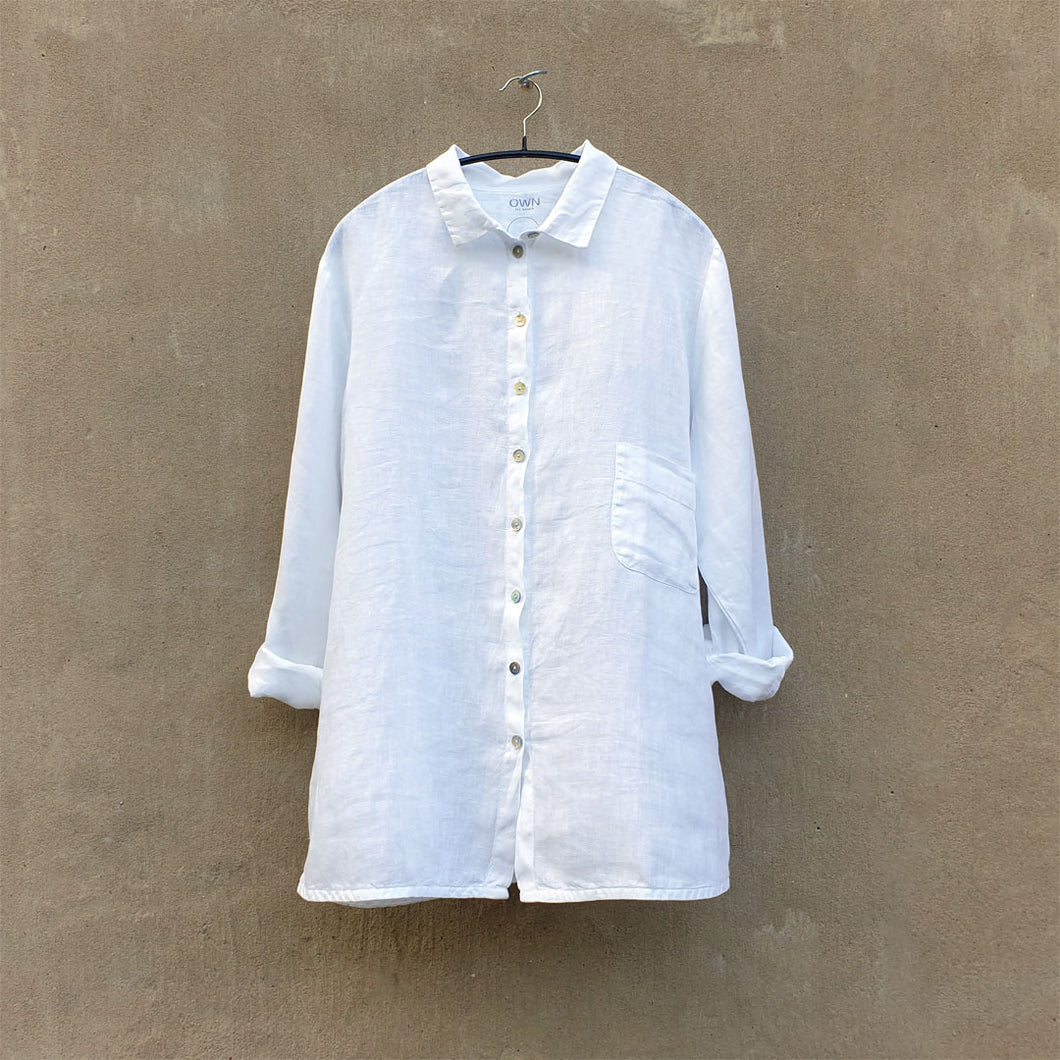 Klassisk vit linneskjorta