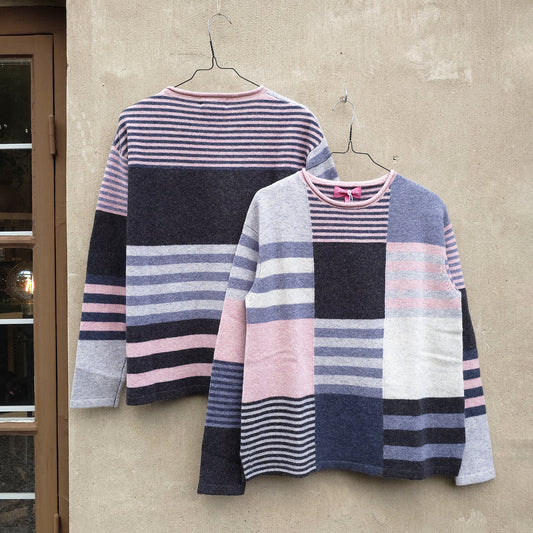 Stickad lammullströja – Charcoal/Rose