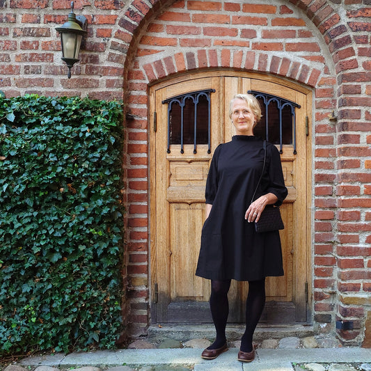 OWN poplinklänning med veckad ståkrage - Black