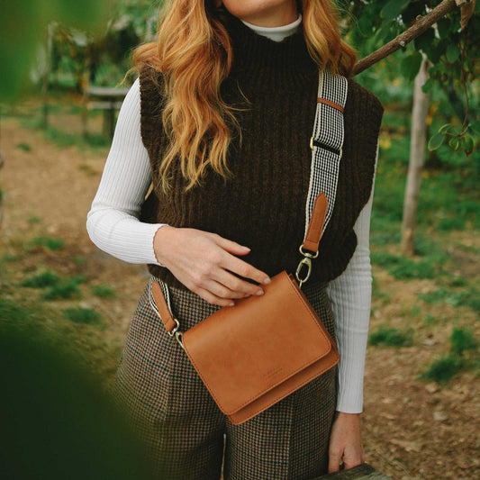 AUDREY Mini COGNAC - handväska i äppelläder