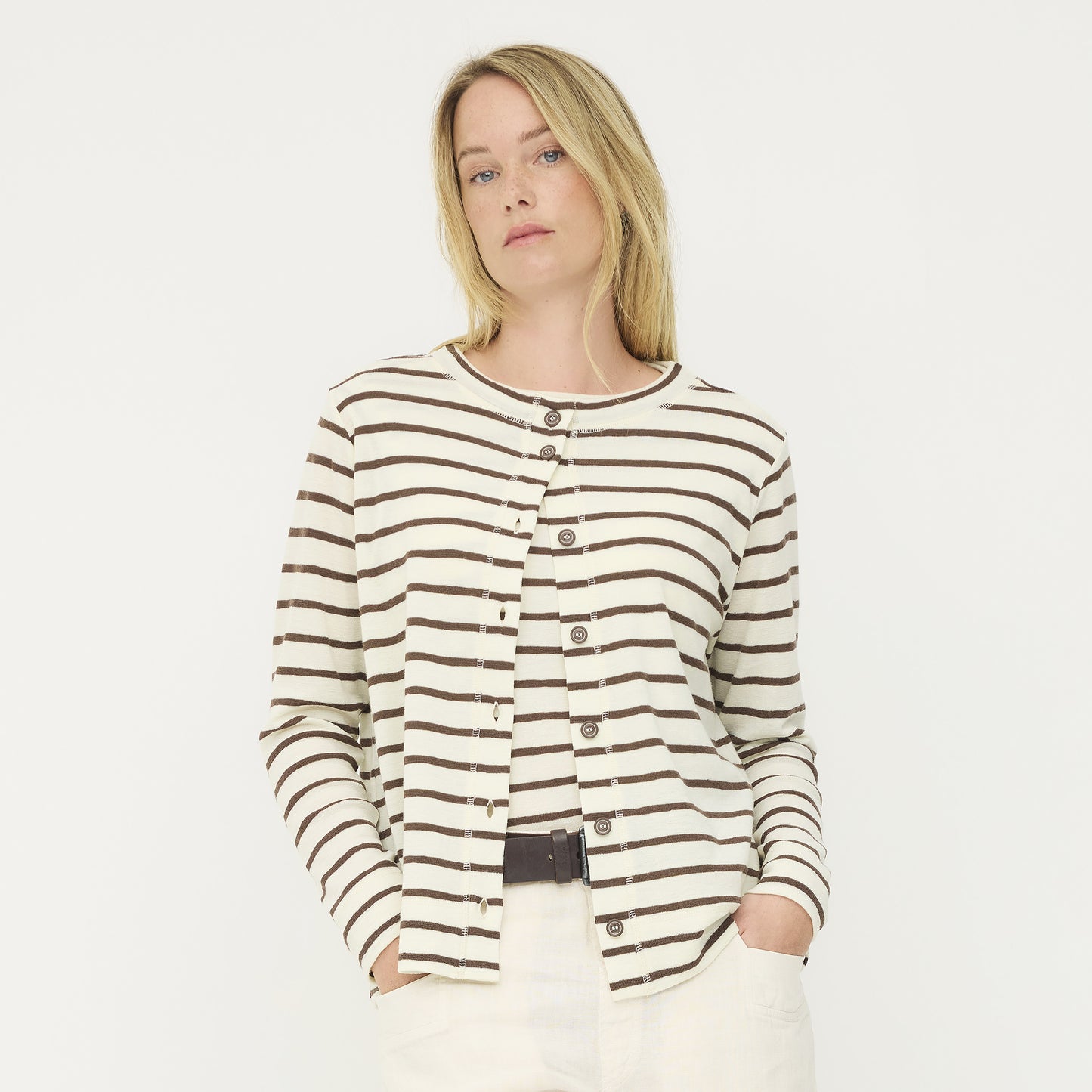 8022 Boxy kofta med rund hals, knappar och bred fåll