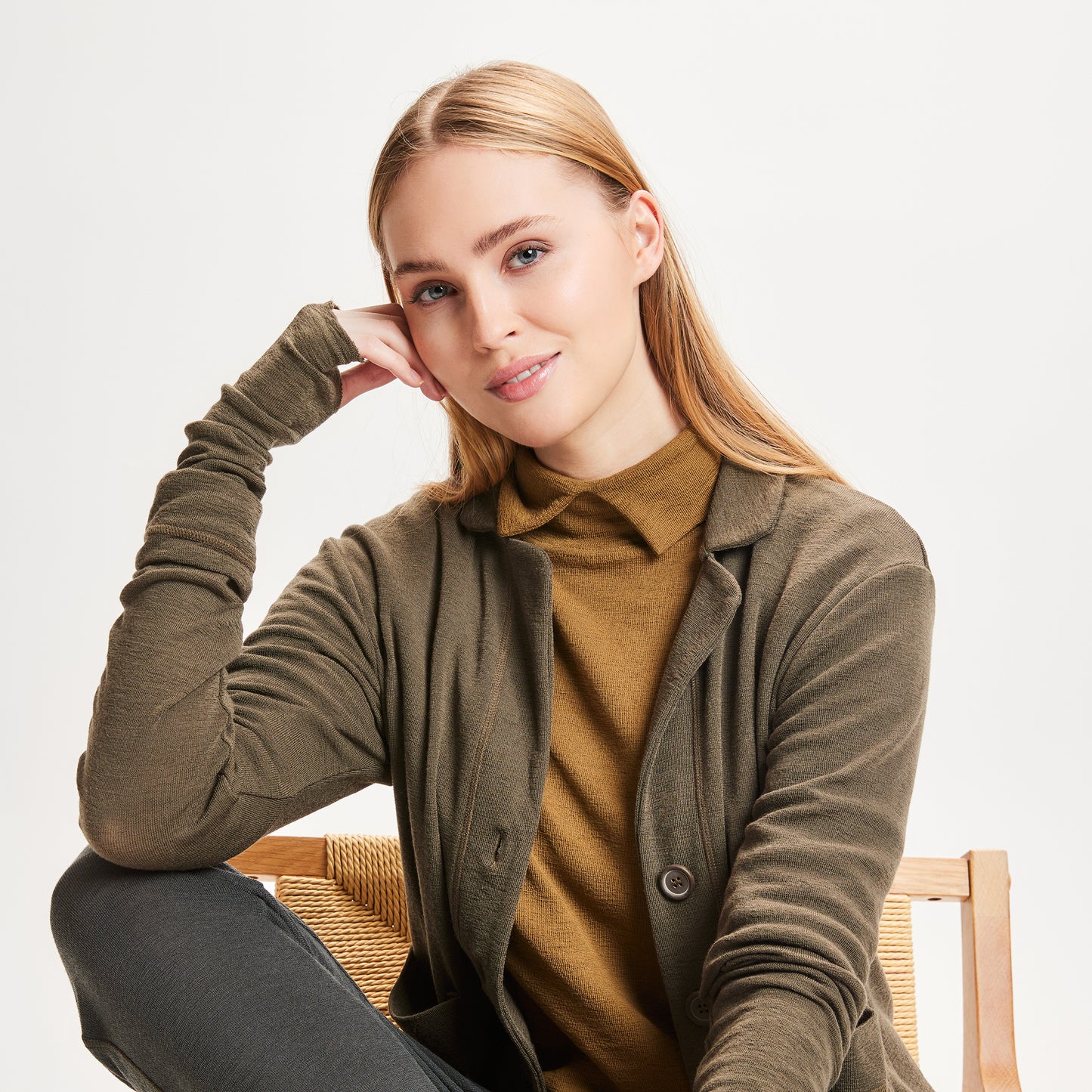 4048 Tröja - figurnära tröja med vikt krage och 3/4 ärm