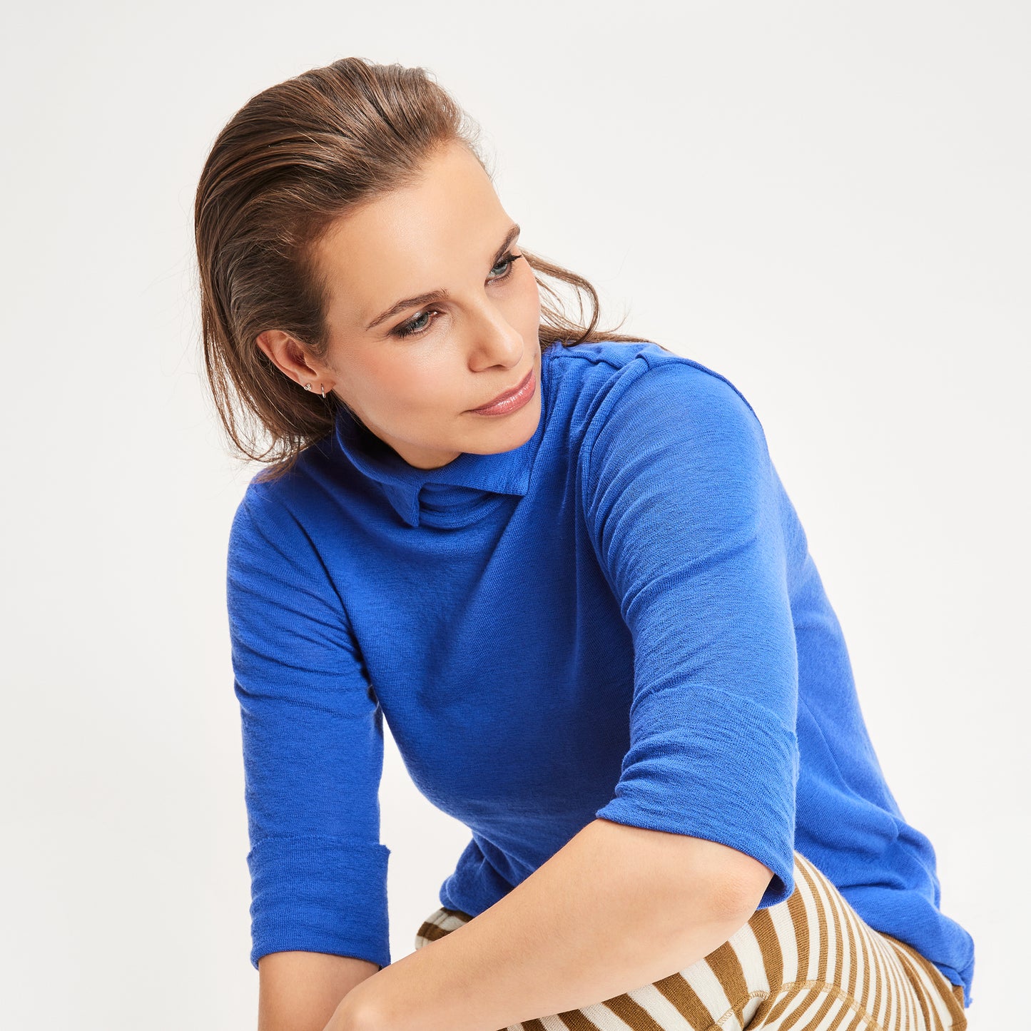 4048 Tröja - figurnära tröja med vikt krage och 3/4 ärm