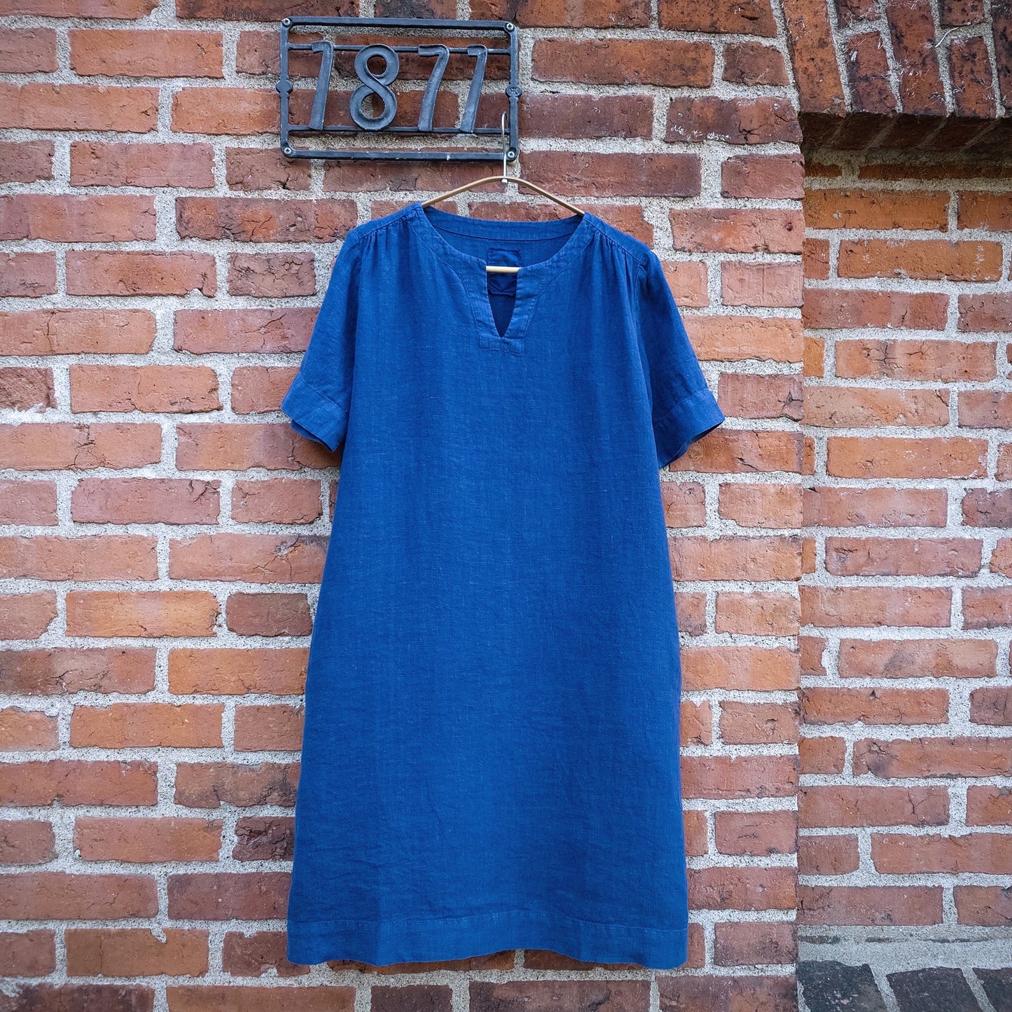 OWN linneklänning med halssprund och rynkad axel - Blue