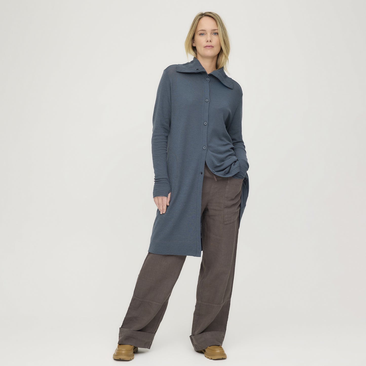 8019 - Knälång kofta med hög krage, fickor och tumhål