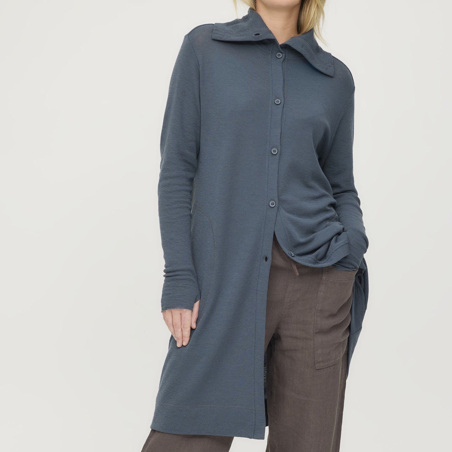 8019 - Knälång kofta med hög krage, fickor och tumhål