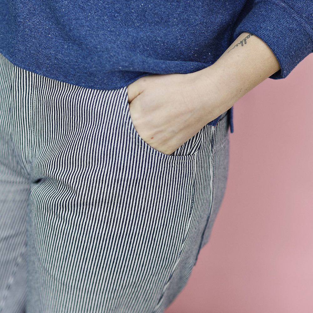 Smalrandiga jeans i bomull - blå & vit