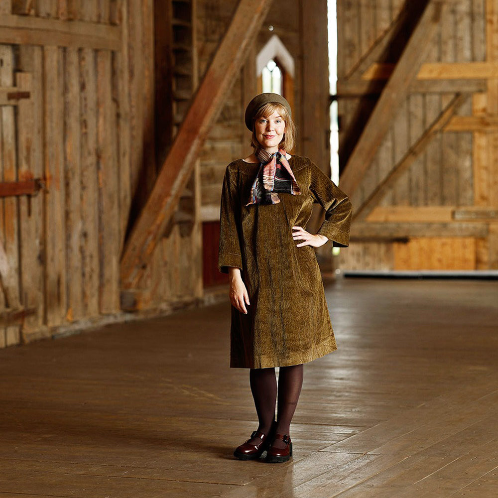 Bredspårig manchesterklänning DORTE - Golden