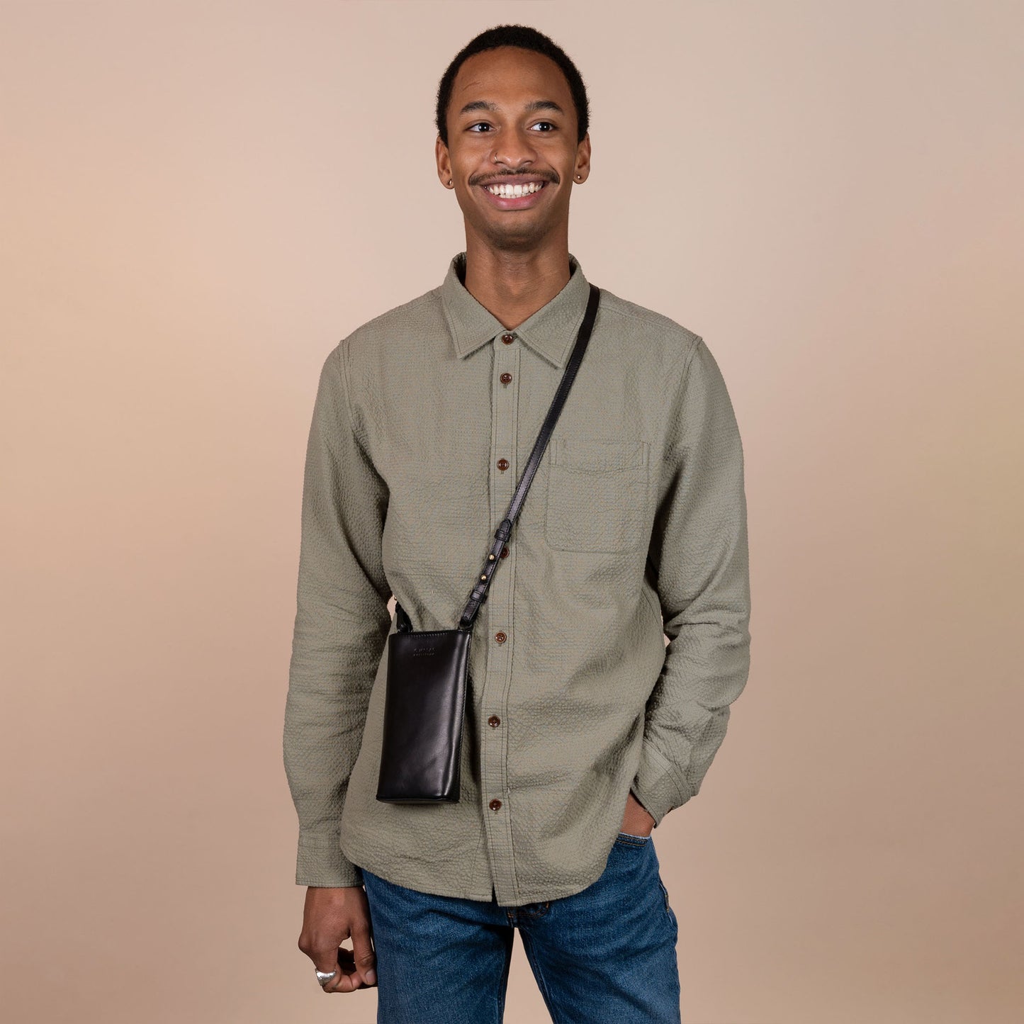 CHARLIE Black - mobilväska i äkta läder