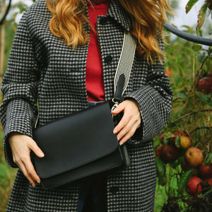 AUDREY BLACK - handväska i äppelläder