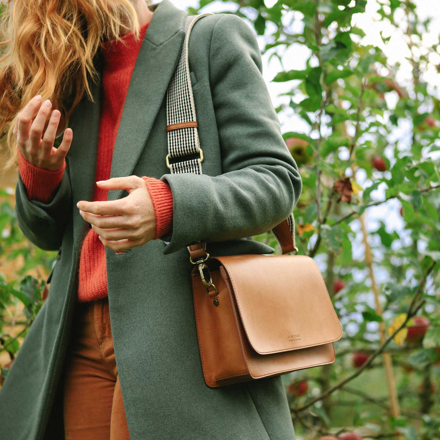 AUDREY COGNAC - handväska i äppelläder